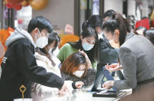把恢复和扩大消费摆在优先位置着力扩大国内需求