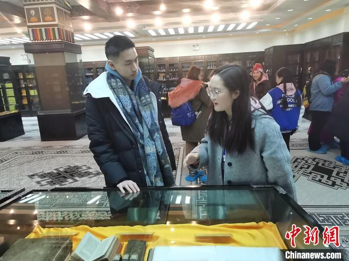 图为冬令营期间,徐泽中(左一)正在内蒙古大学与学生交流。 傅雅鑫 摄 图为冬令营期间,徐泽中(左一)正在内蒙古大学与学生交流。 傅雅鑫 摄