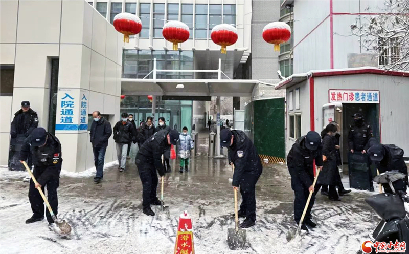 兰州雪“警” 总有一帧暖到你