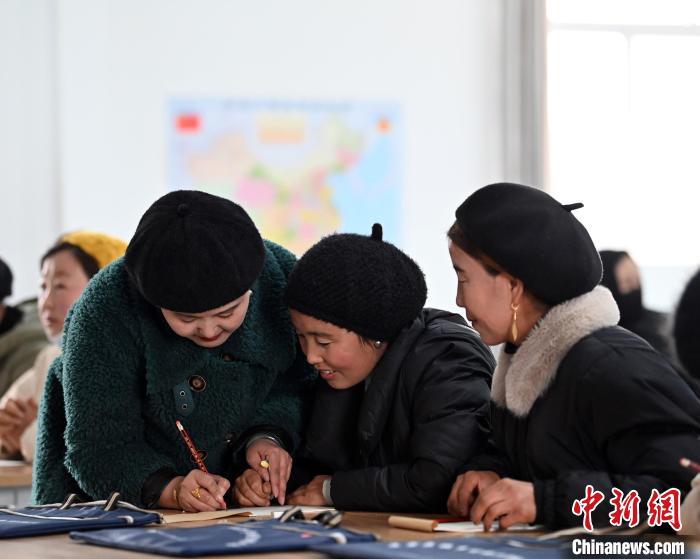 图为甘肃广河县庄窠集镇妇女,在老师指导下学习拼音。 九美旦增 摄 图为甘肃广河县庄窠集镇妇女,在老师指导下学习拼音。 九美旦增 摄