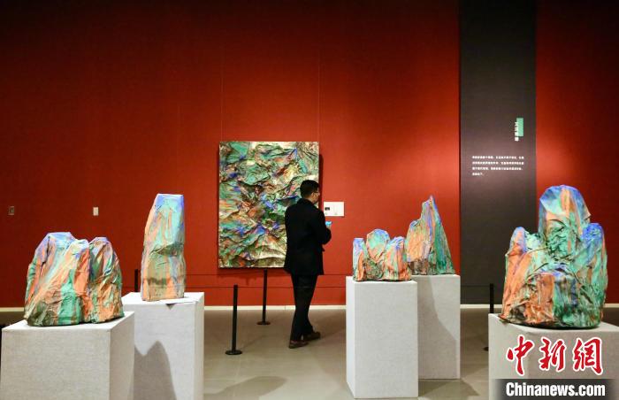 观众在展览现场观看作品。 刘俊苍 摄 观众在展览现场观看作品。 刘俊苍 摄