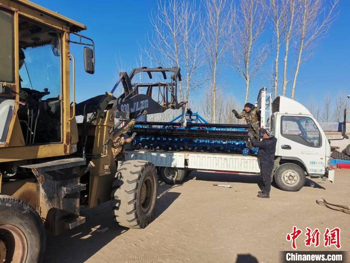 图为张朋研制的旋耕机正在装车。 吕志敏 摄 图为张朋研制的旋耕机正在装车。 吕志敏 摄