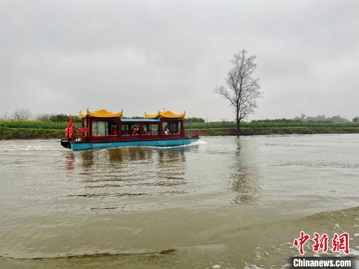 图为行驶在琼江上的游船。 王婷婷 摄 图为行驶在琼江上的游船。 王婷婷 摄