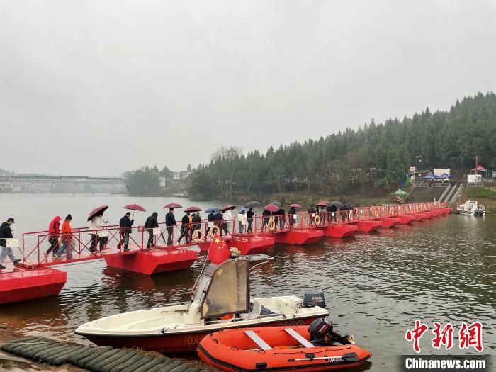 图为采访团走进重庆潼南区崇龛镇。 王婷婷 摄 图为采访团走进重庆潼南区崇龛镇。 王婷婷 摄