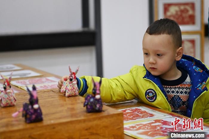 资料图为甘肃省兰州市一非遗产品展厅内，外国小朋友正在挑选非遗产品。 中新社记者 李亚龙 摄