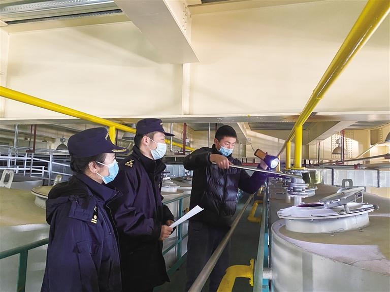 甘肃省首次进口保税加工亚麻籽油