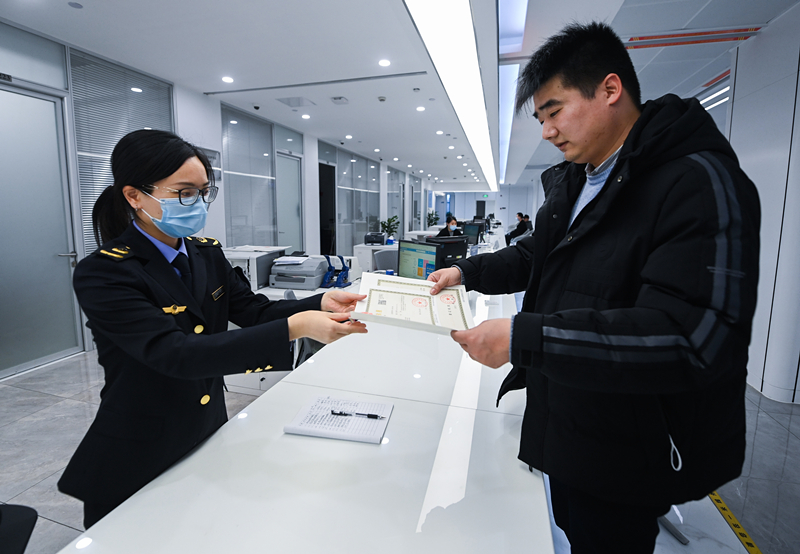 2023年2月8日,浙江省湖州市吴兴区,企业负责人在中小微企业一站式服务平台领取营业执照。