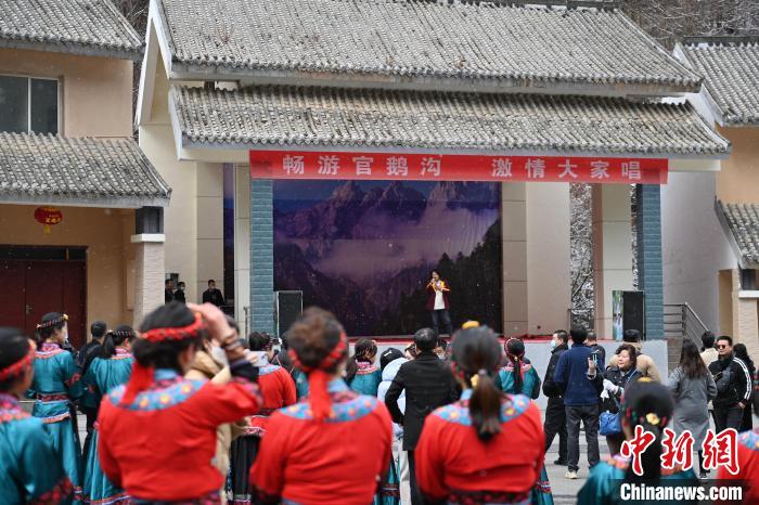 图为“我和四季有个约会”——“车窗外的春天”旅游主题推广和旅行商考察踩线团体走进陇南市宕昌县官鹅沟。　李亚龙 摄