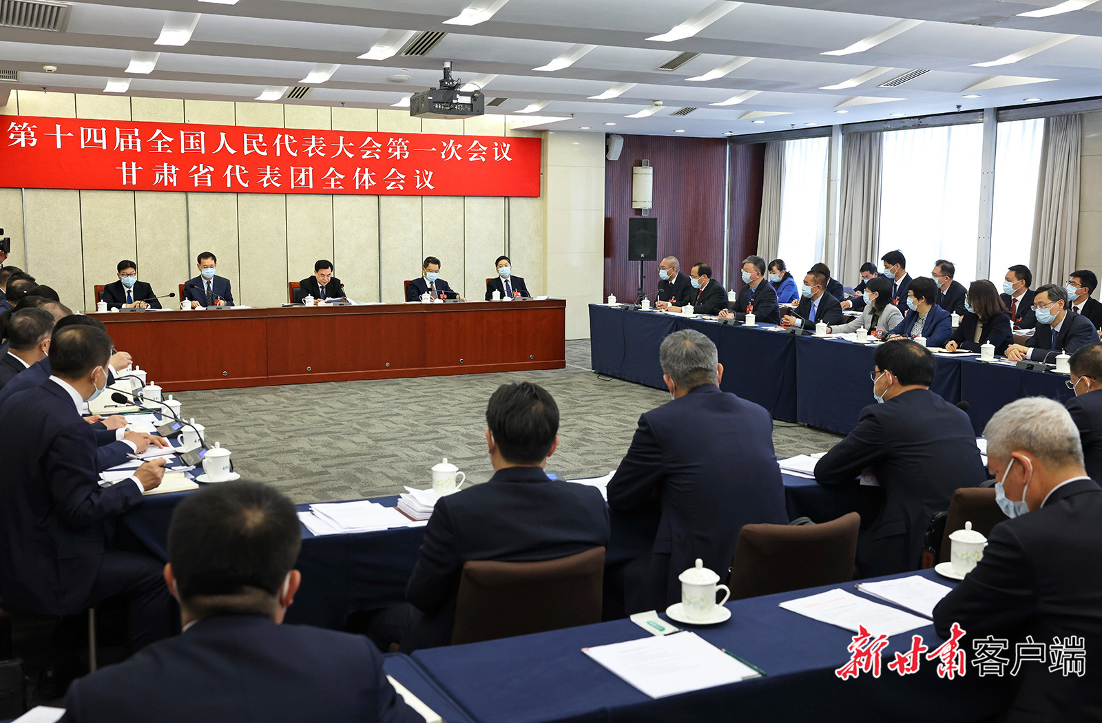 甘肃代表团审议关于设立第十四届全国人大专门委员会的决定草案等