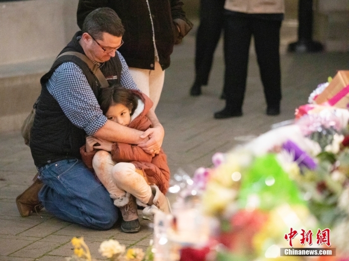当地时间1月27日,民众在美国加利福尼亚州半月湾市举行的守夜活动中悼念枪击事件遇难者。1月23日下午,半月湾市发生枪击事件,造成7人死亡、1人受伤。<a target='_blank' data-cke-saved-href='/' href='/'>中新社</a>记者 刘关关 摄 当地时间1月27日,民众在美国加利福尼亚州半月湾市举行的守夜活动中悼念枪击事件遇难者。1月23日下午,半月湾市发生枪击事件,造成7人死亡、1人受伤。<a target='_blank' data-cke-saved-href='/' href='/'>中新社</a>记者 刘关关 摄