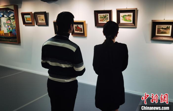 观众观展。 索有为 摄 观众观展。 索有为 摄