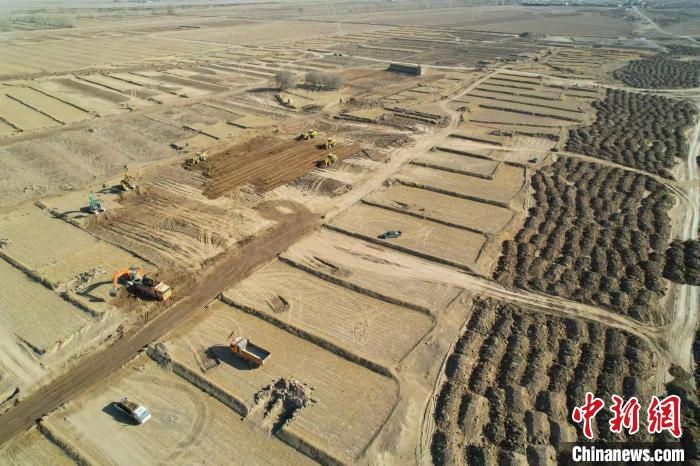 图为民乐县南古镇高标准农田建设项目施工现场,大型挖机、推土机来往穿梭田间。 陈思宏 摄 图为民乐县南古镇高标准农田建设项目施工现场,大型挖机、推土机来往穿梭田间。 陈思宏 摄