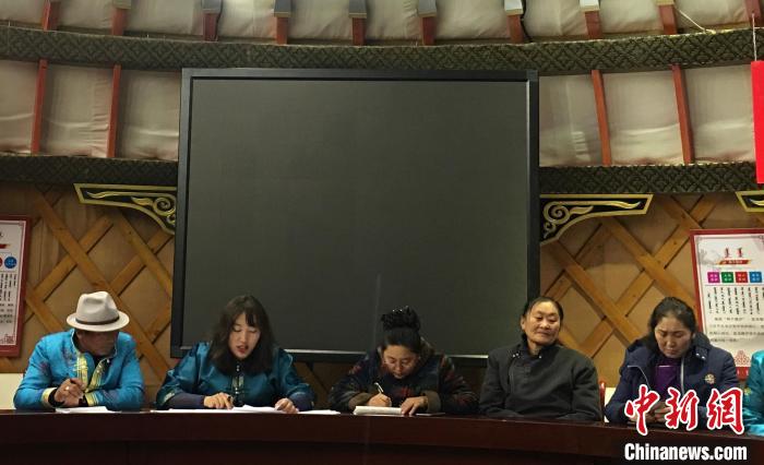 图为浩斯娜(左二)在主持妇联会议。(资料图) 受访者供图 图为浩斯娜(左二)在主持妇联会议。(资料图) 受访者供图