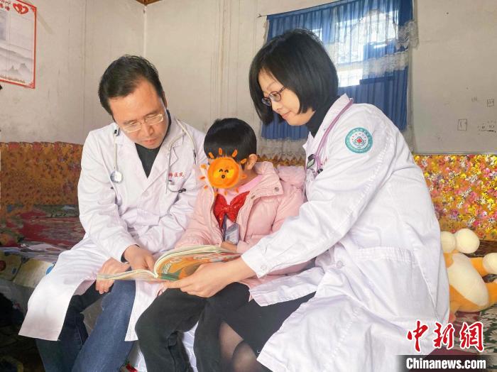小古丽为徐丹、彭克荣朗读课文。 周玲玲 摄 小古丽为徐丹、彭克荣朗读课文。 周玲玲 摄