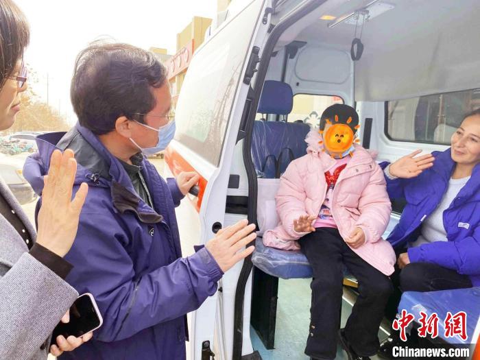 小古丽和徐丹、彭克荣依依不舍的告别。 周玲玲 摄 小古丽和徐丹、彭克荣依依不舍的告别。 周玲玲 摄