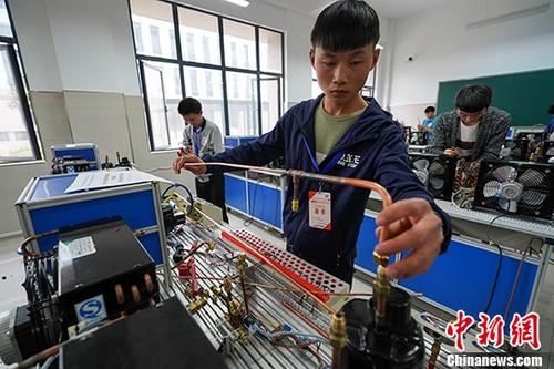 资料图:贵州电子科技职业技术学院,一名学生在参加制冷与空调设备与调试维护组别比赛。 <a target='_blank' data-cke-saved-href='/' href='/'><p align=