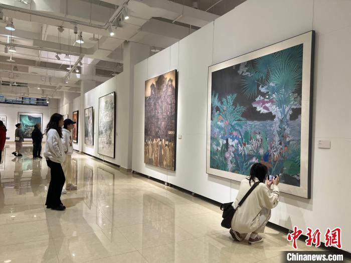 图为全国青年教师中国画学术邀请展吸引学生观展。　钟旖 摄