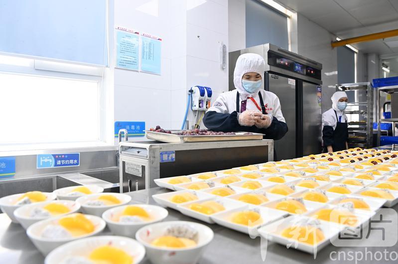图为工作人员装配飞机餐。 中新社记者 九美旦增 摄 图为工作人员装配飞机餐。 中新社记者 九美旦增 摄