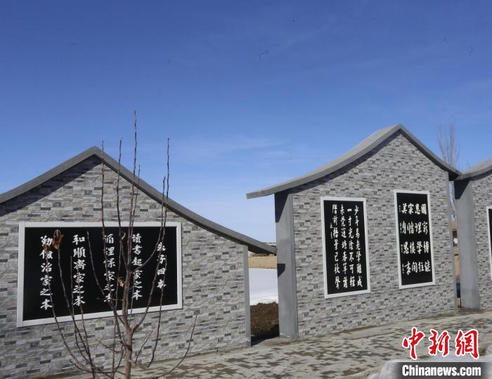 新疆木垒哈萨克自治县英格堡乡月亮地村,村民文化休闲展示区。 陶拴科 摄 新疆木垒哈萨克自治县英格堡乡月亮地村,村民文化休闲展示区。 陶拴科 摄