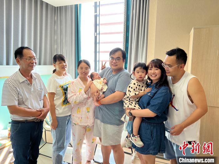 谢家父子与家人合影(左一谢庆茂、左四谢东颖) 受访者 供图 谢家父子与家人合影(左一谢庆茂、左四谢东颖) 受访者 供图