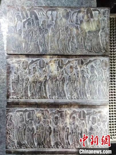 图为辛明芳篆刻的《帝后礼佛图》。 王宇 摄 图为辛明芳篆刻的《帝后礼佛图》。 王宇 摄