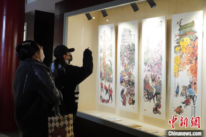 图为游客在景山公园观展。　景山公园供图