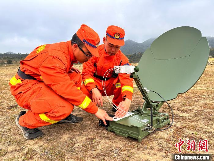 楼应佳与队友一同调试卫星便携站。 福建省森林消防总队供图 楼应佳与队友一同调试卫星便携站。 福建省森林消防总队供图