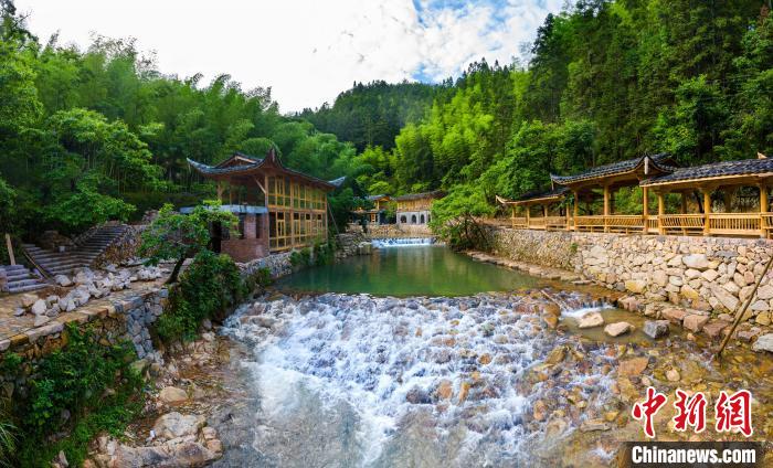 绿水青山间的墘头村。 甘叶斌 供图 绿水青山间的墘头村。 甘叶斌 供图