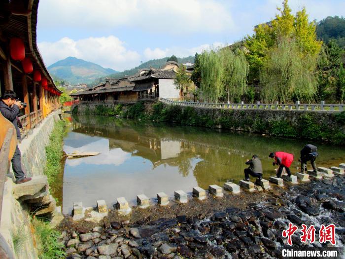 山清水秀的漈下村。 甘叶斌 供图 山清水秀的漈下村。 甘叶斌 供图
