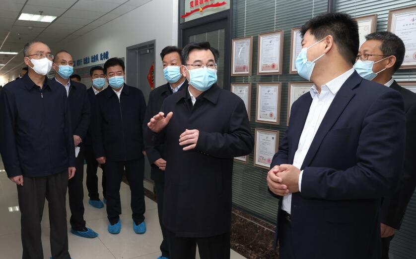 胡昌升在中国农科院兰州兽研所和兰州牧药所调研