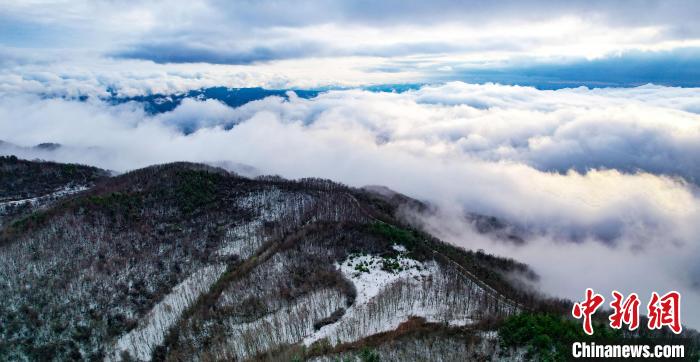 甘肃清水:春雪缀山峦云海绘仙境