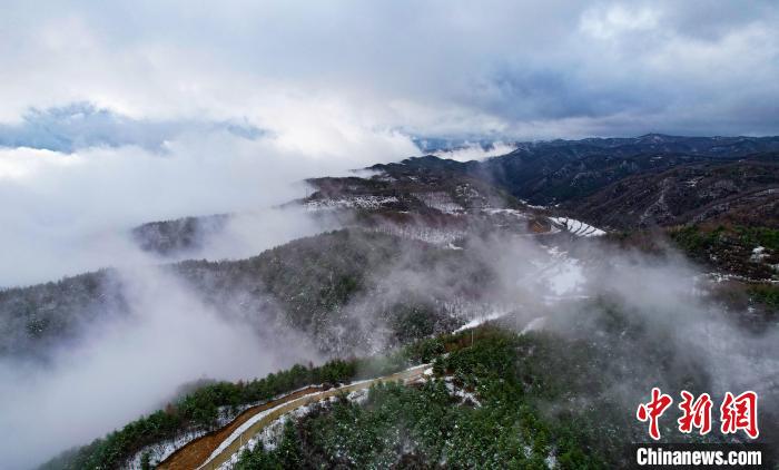 图为清水县春雪浅缀初春的山峦,云海随着山势潜入舒卷,时而汇聚成海,时而化为云烟。 王永强 摄 图为清水县春雪浅缀初春的山峦,云海随着山势潜入舒卷,时而汇聚成海,时而化为云烟。 王永强 摄