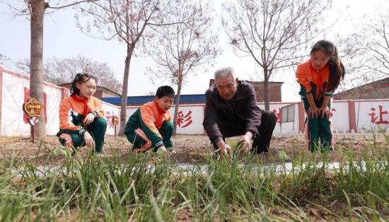 河北内丘：田间课堂 快乐成长