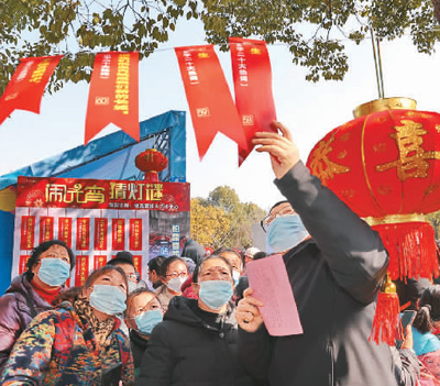 江苏省南通市组织20个城市社区开展“一刻钟便民生活圈”试点。2023南通邻里生活节活动上,近50家品牌连锁企业、医疗服务机构、电商平台、行业协会等商贸企业,将优惠商品、优质服务送到居民家门口,提供消费便利,展现城市温度。活动中,购花灯、猜灯谜、专家义诊、家政服务、优惠商品等内容丰富多彩。图为居民在猜灯谜。 许丛军摄(人民图片) 江苏省南通市组织20个城市社区开展“一刻钟便民生活圈”试点。2023南通邻里生活节活动上,近50家品牌连锁企业、医疗服务机构、电商平台、行业协会等商贸企业,将优惠商品、优质服务送到居民家门口,提供消费便利,展现城市温度。活动中,购花灯、猜灯谜、专家义诊、家政服务、优惠商品等内容丰富多彩。图为居民在猜灯谜。 许丛军摄(人民图片)