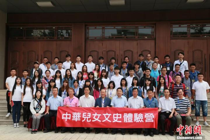 2016年7月,“中华儿女文史体验营暨台湾学子丝路文化之旅”参访活动在兰州举行,台湾高校、西北师范大学师生共同参加。丁思 摄 2016年7月,“中华儿女文史体验营暨台湾学子丝路文化之旅”参访活动在兰州举行,台湾高校、西北师范大学师生共同参加。丁思 摄