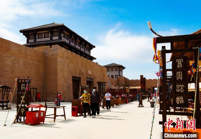 乌尔禾影视城游客如织 。 庞博 摄 乌尔禾影视城游客如织 。 庞博 摄