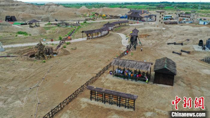 在乌尔禾区的纪氏部落影视城。 庞博 摄 在乌尔禾区的纪氏部落影视城。 庞博 摄