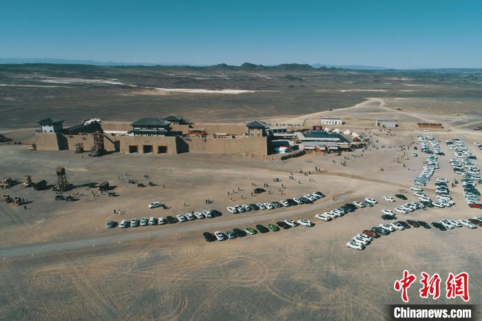 乌尔禾影视城游客如织。 庞博 摄 乌尔禾影视城游客如织。 庞博 摄