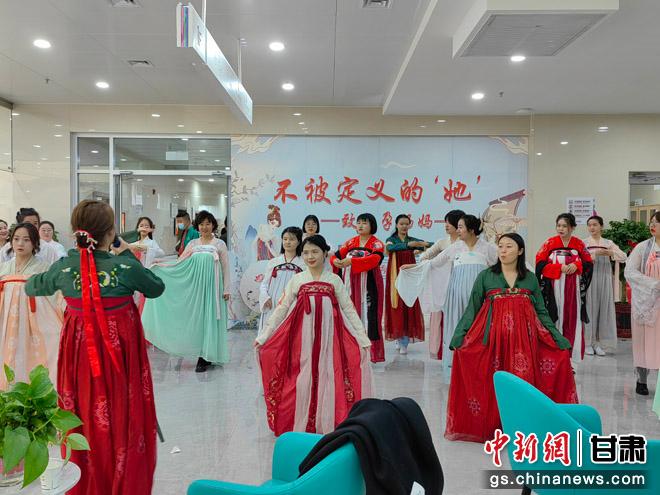 图为甘州区新建成的孕产保健院孕妇参加汉服秀活动。甘州区委宣传部供图 图为甘州区新建成的孕产保健院孕妇参加汉服秀活动。甘州区委宣传部供图