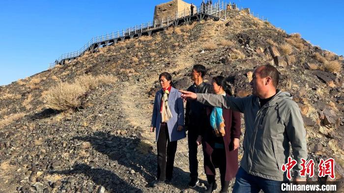 李世宗烈士孙子孙女一行在当年伊吾四十天保卫战战斗发生地胜利峰。 王侯 摄 李世宗烈士孙子孙女一行在当年伊吾四十天保卫战战斗发生地胜利峰。 王侯 摄