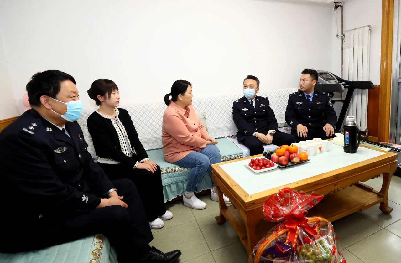 甘肃省公安厅相关领导在公安烈士窦勇家中,(21554040)-20230401205813.jpg 甘肃省公安厅相关领导在公安烈士窦勇家中,(21554040)-20230401205813.jpg