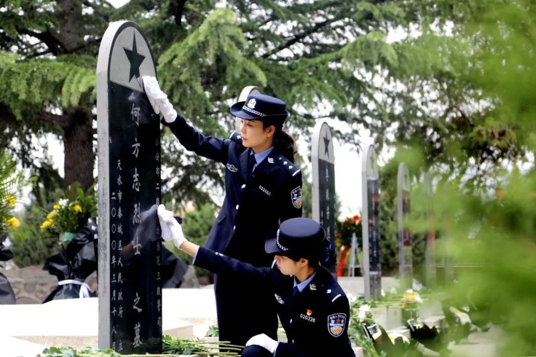 天水市公安局、秦州分局在烈士陵园隆重举行(21554042)-20230401205344.jpg 天水市公安局、秦州分局在烈士陵园隆重举行(21554042)-20230401205344.jpg