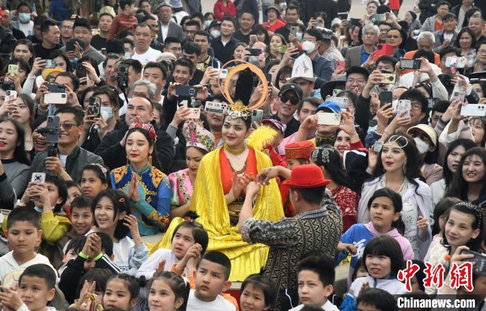 图为在“秀楼”下面众多观看的游客用手机拍摄精彩时刻。 孙亭文 摄 图为在“秀楼”下面众多观看的游客用手机拍摄精彩时刻。 孙亭文 摄
