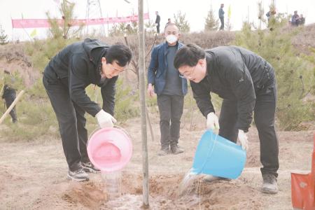 定西市四大班子领导参加春季义务植树活动