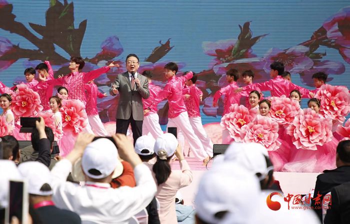 甘肃秦安桃花会开园 