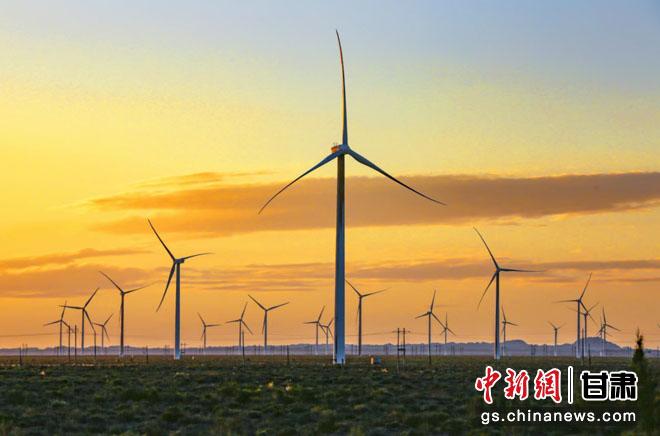 民勤县整齐排列、桨叶飞转的白色风机随风起舞,蔚为壮观。(资料图)白发明 摄 民勤县整齐排列、桨叶飞转的白色风机随风起舞,蔚为壮观。(资料图)白发明 摄