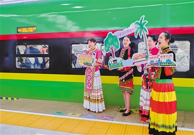 4月13日，首趟中老铁路国际旅客列车正式开行—— “友谊之路”再添新活力