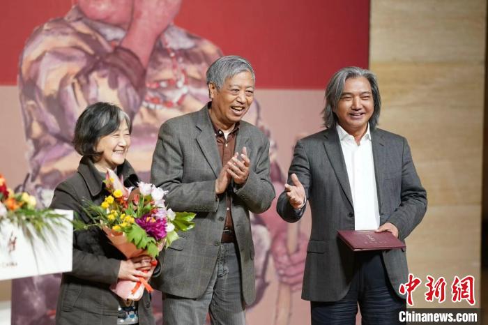 吴宪生(中)和吴为山(右) 史春阳 摄 吴宪生(中)和吴为山(右) 史春阳 摄
