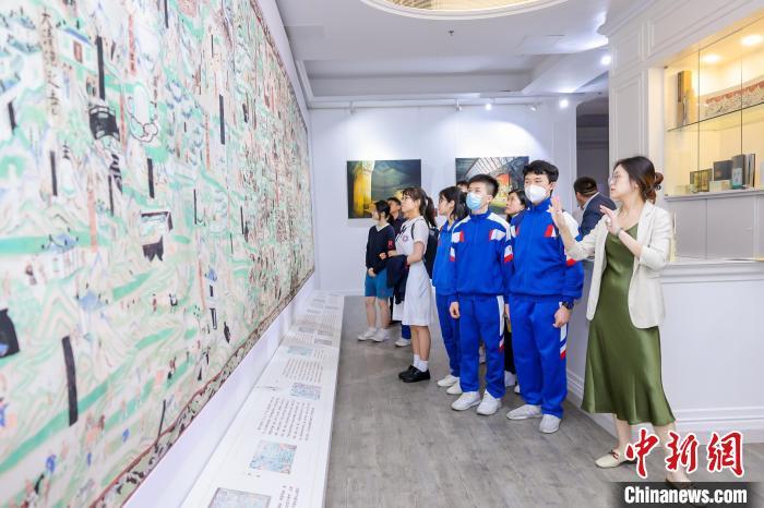 4月17日至20日,澳门“甘肃文化旅游周”系列活动在澳门持续开展。图为澳门民众参观数字敦煌展。 甘肃省文化和旅游厅供图 4月17日至20日,澳门“甘肃文化旅游周”系列活动在澳门持续开展。图为澳门民众参观数字敦煌展。 甘肃省文化和旅游厅供图