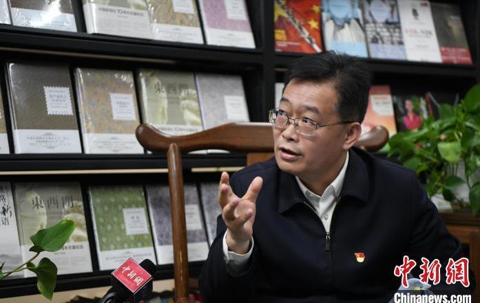 图为4月24日，甘肃省市场监督管理局副局长、省知识产权局局长何文涛接受专访。　九美旦增 摄